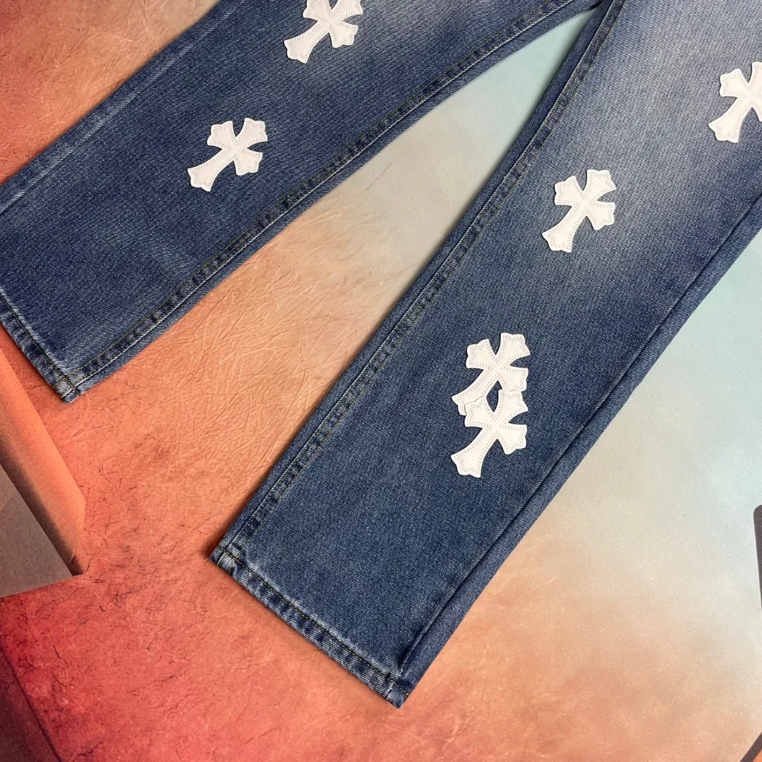 🅿️236 🔘Style No.-KL123 🔘Cro Heart𝐂𝐡𝐫𝐨𝐦𝐞 𝐇𝐞𝐚𝐫𝐭 Blue and white leather cross patch leather retro straight jeans* In the vast world of fashion, Croxin jeans are like a shining pearl. Whether they are in a glamorous fashion show or a plain and warm daily street, they can perfectly fit and occupy an indispensable place. It breaks the boundaries of body shape and style. It has no distinction, no category, and no restrictions. As long as you like it, you can wear it with confidence and control it easily. These jeans are the epitome of exceptional craftsmanship. The top heavy-duty washing process is used to give the fabric a unique texture. The calfskin is precisely laser-cut and turned into a delicate cross, showing luxurious style in every detail. Paired with aged silver hardware, the retro charm collides with modern fashion. The straight silhouette is the finishing touch, making the upper body instantly slimmer and cleverly modifying the leg lines, showing a neat and capable look. From material selection to production, every step is strictly controlled, with high-end quality surpassing the market currency, becoming the only choice to highlight personality and taste.  Size: S M L XL XXL (28.30.32.34.36) Color: Blue